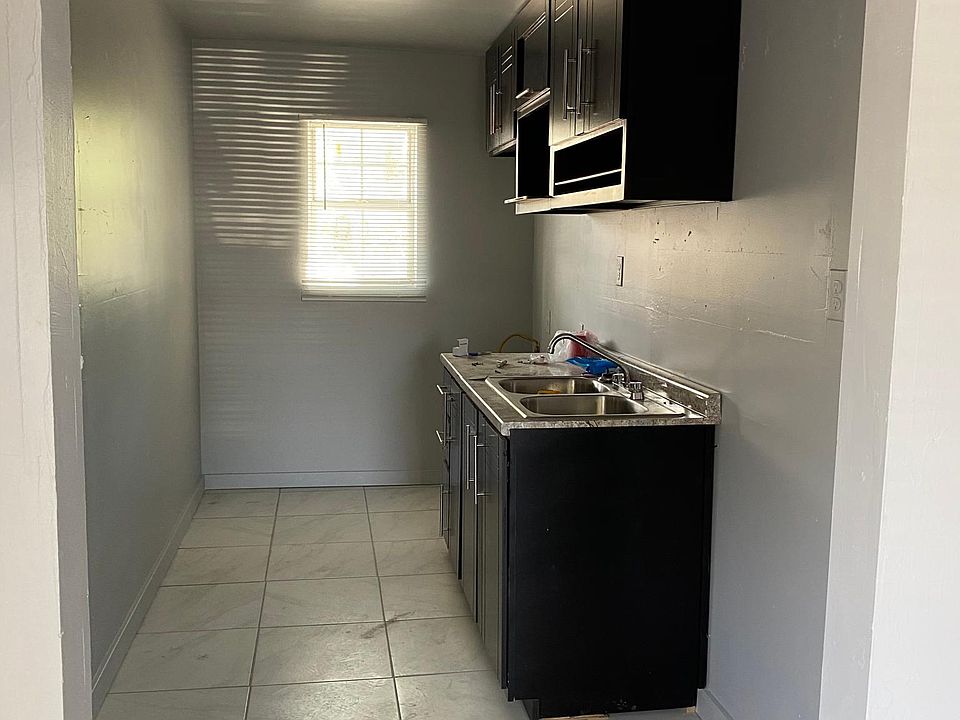 2nd image of 2407 Washington St