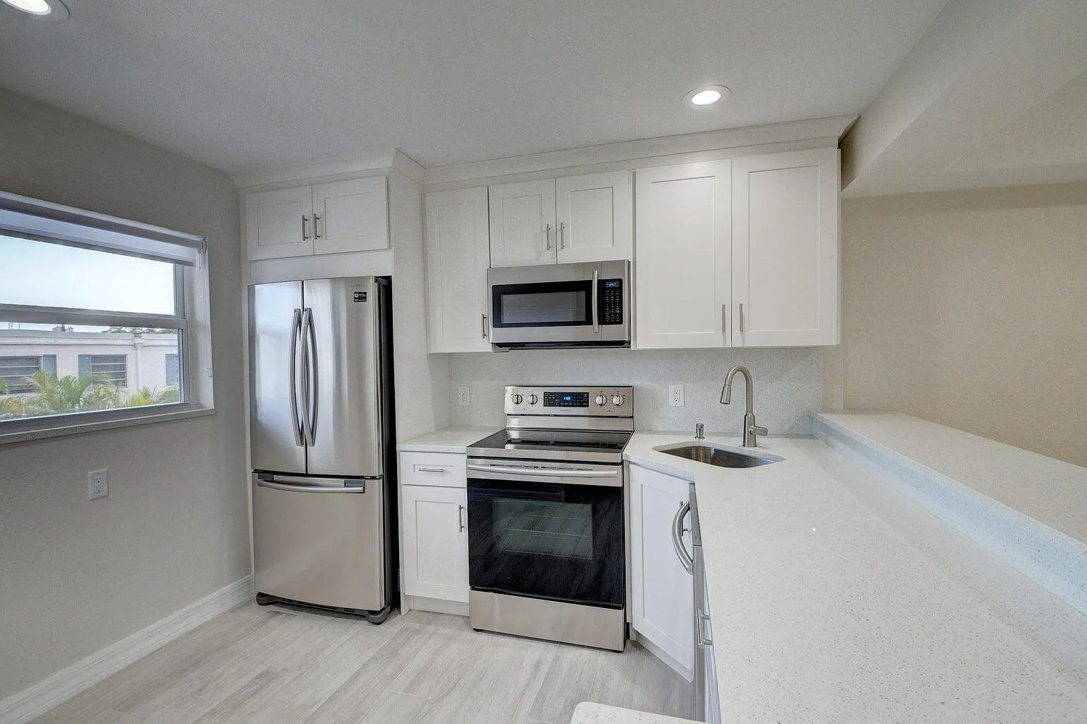 3 bed, 3.0 bath, 1250 sqft, $3,200 — Photo 2