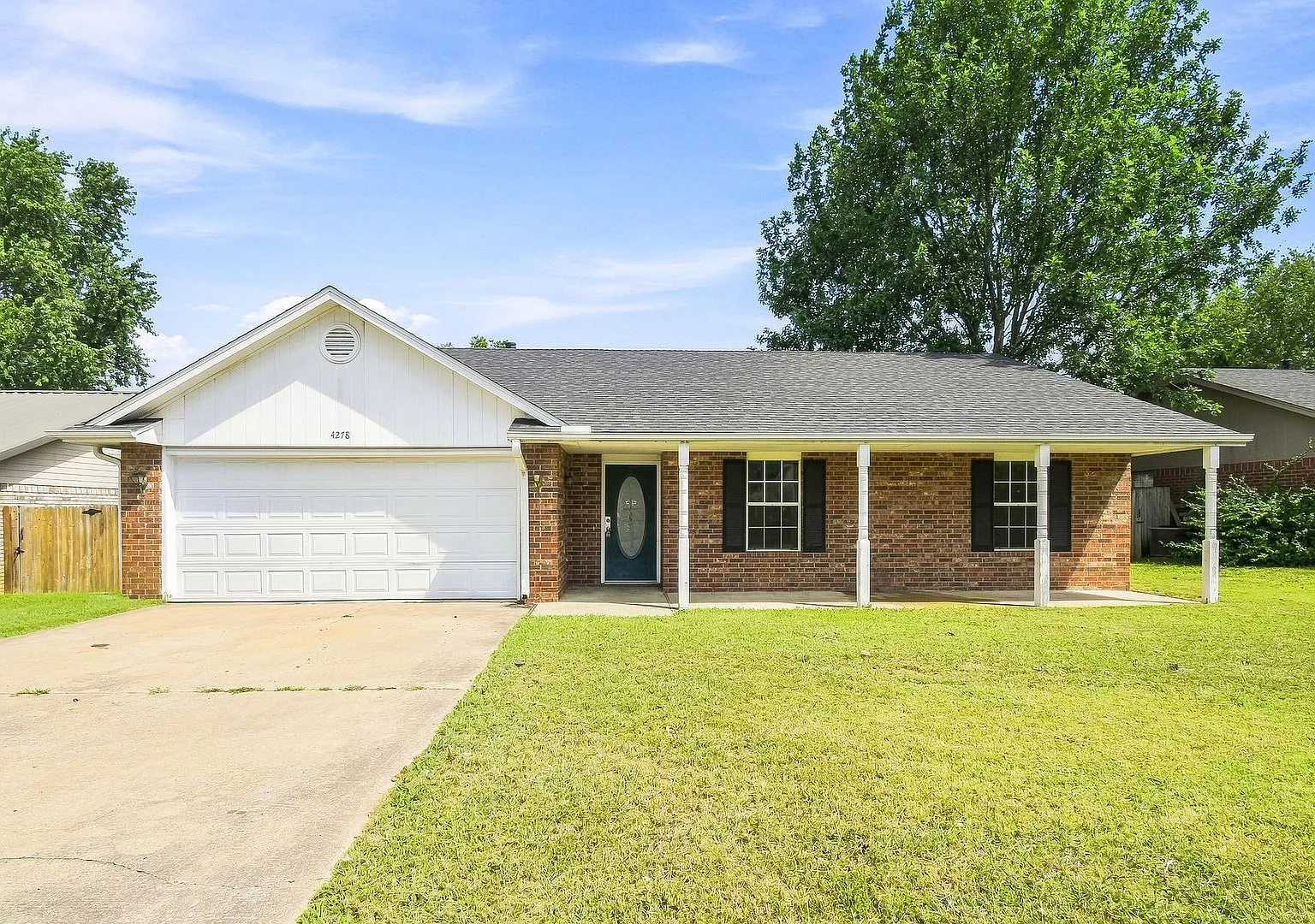Three Bedroom Two Bathroom House For Rent — Photo 3