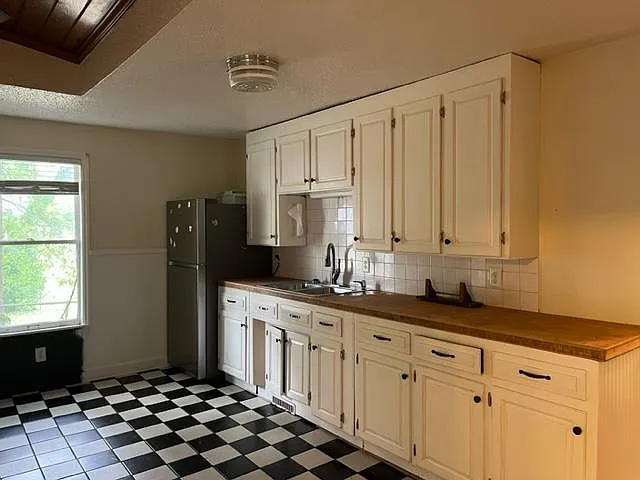 1907 Cardens Ln — Photo 10