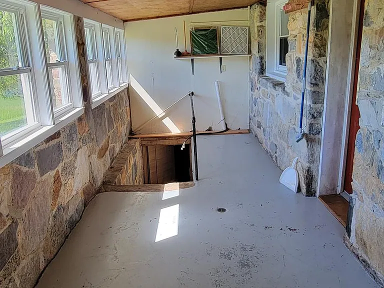 16 Stonespring Ln — Photo 11