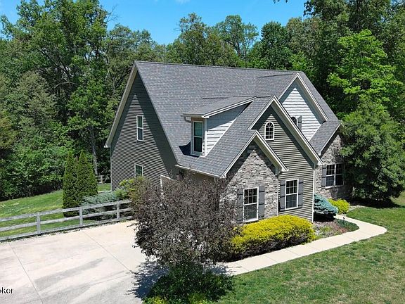2nd image of 325 Dogwood Cir
