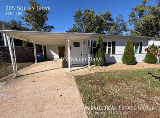 205 Solley Dr, Ballwin, MO 63021