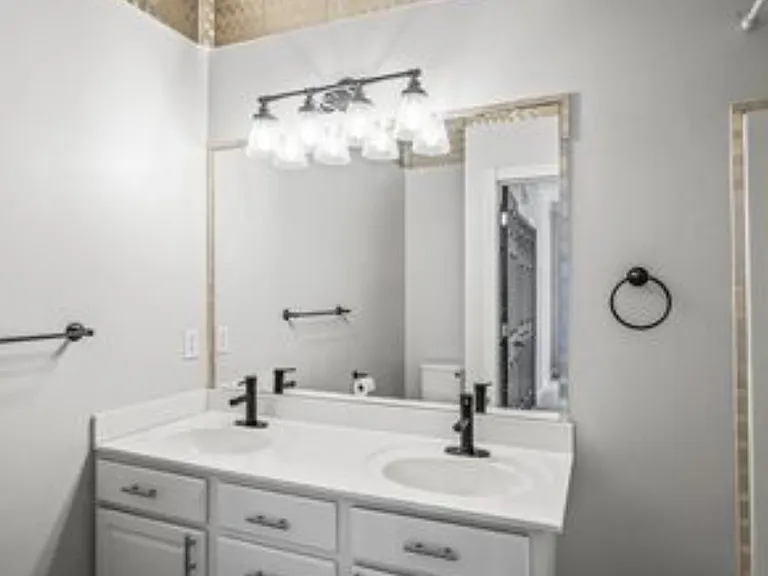 3870 Abercrombie Ln — Photo 2