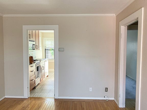 Living room - View towards kitchen and bedroom