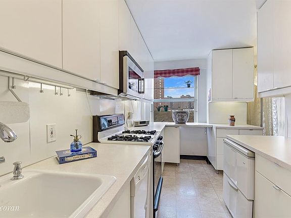 3rd image of 80 La Salle St APT 6C