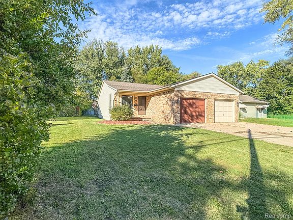 3rd image of 914 North Rd