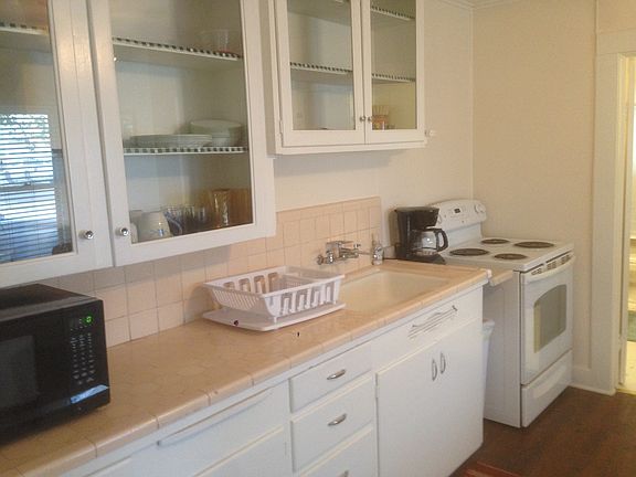 5th image of 104 W Avenue B