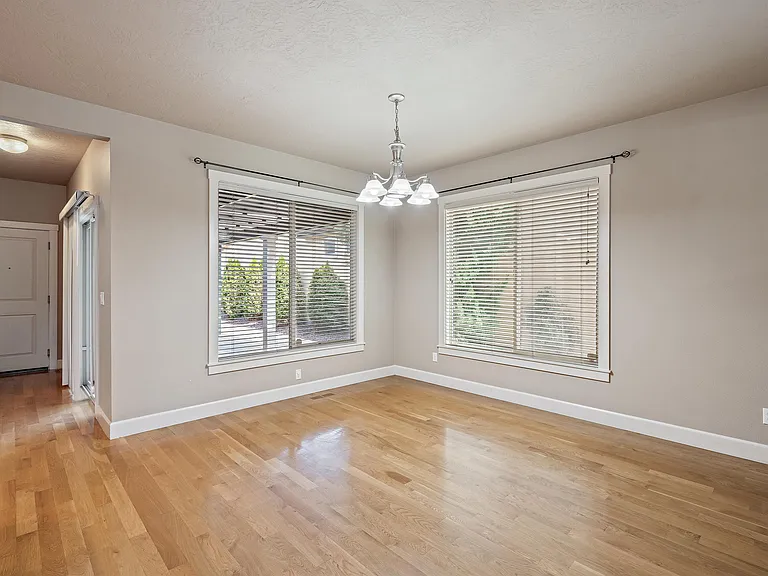 470 W Peck St — Photo 4