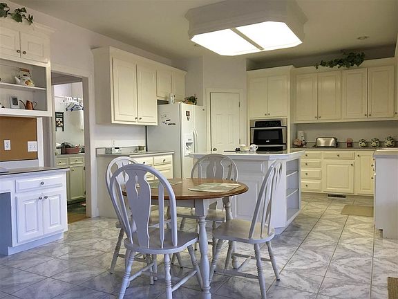 5th image of 400 Old Pond Ln