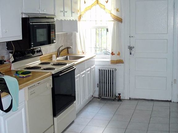 Eat-in kitchen with refrigirator, electric oven