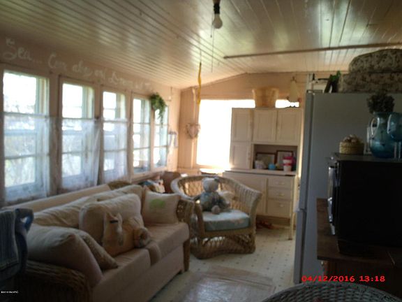 5th image of 652 Phillips St