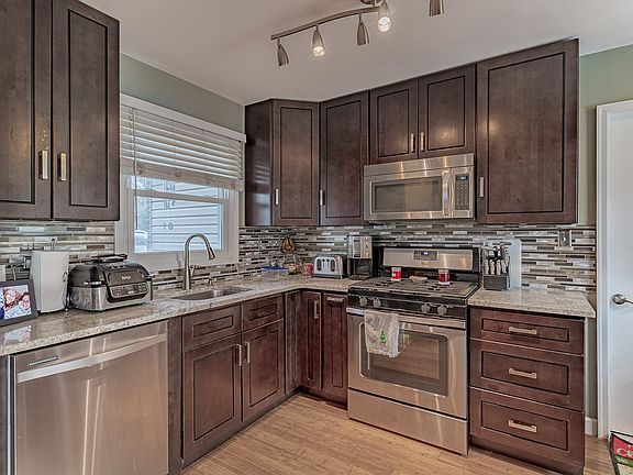 4th image of 256 Tamarack Dr