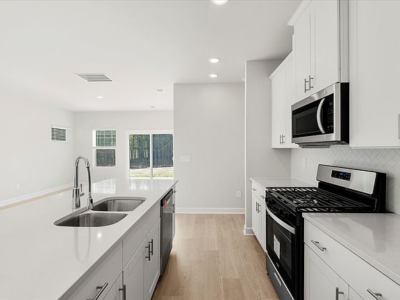 Welcome to the Roswell floorplan at Brayfield Manor - Heritage Collection.