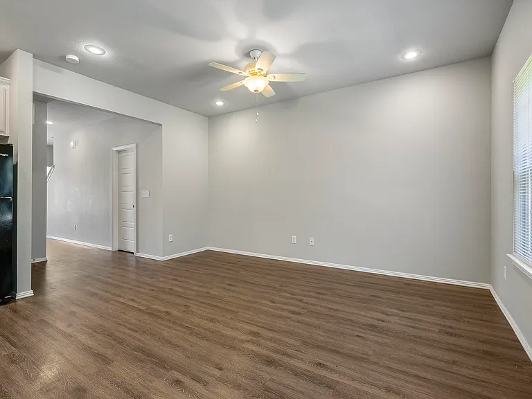 818 Baker St NW — Photo 3