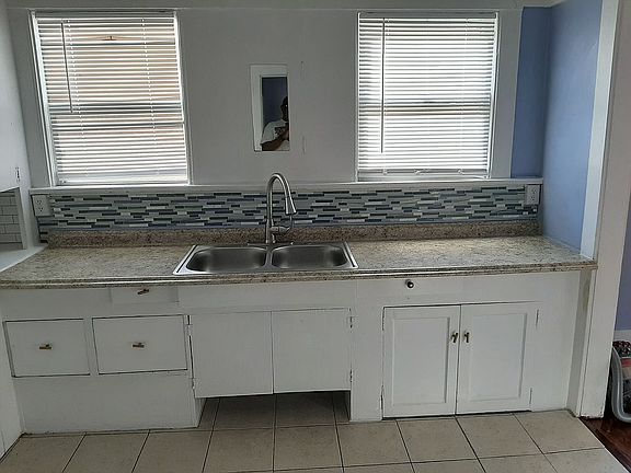 4th image of 4108 W Adams Blvd