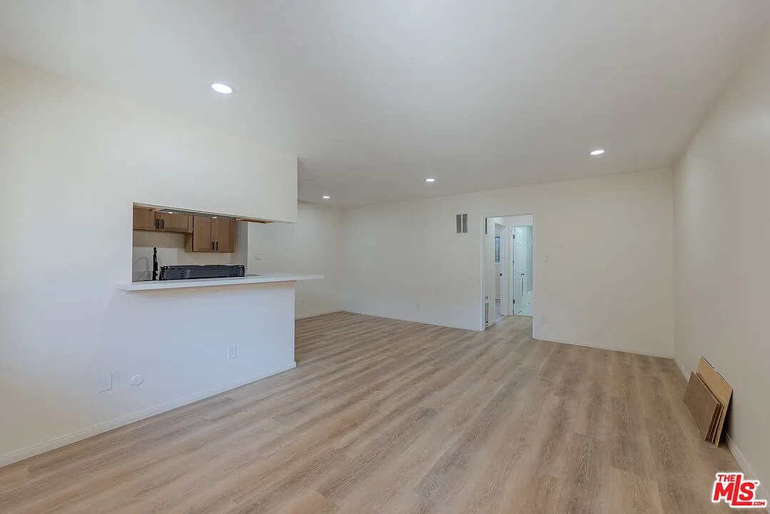 2 bed, 1.0 bath, 1000 sqft, $2,950 — Photo 2