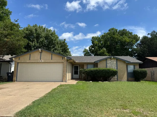 219 Volunteer Dr, Arlington, TX 76014
