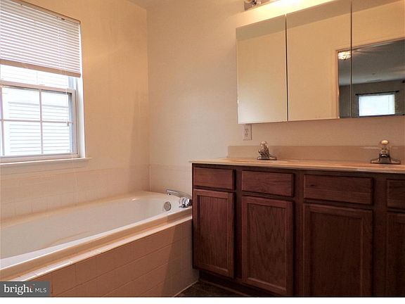 4th image of 1912 Gardenia Ct