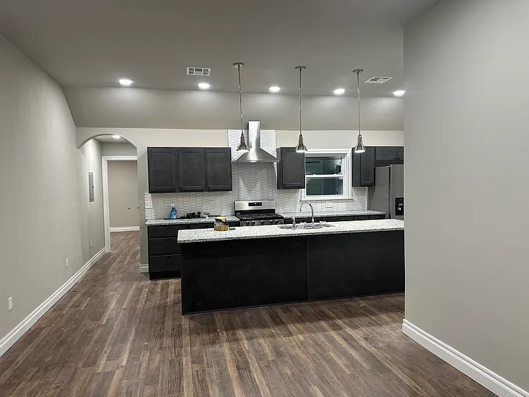 1615 Hillcrest Dr — Photo 2