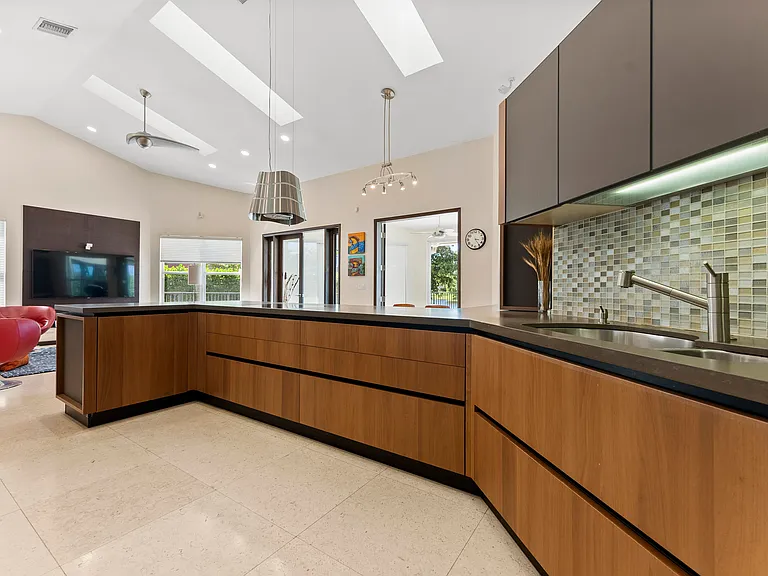 2245 SW 16th Pl — Photo 12