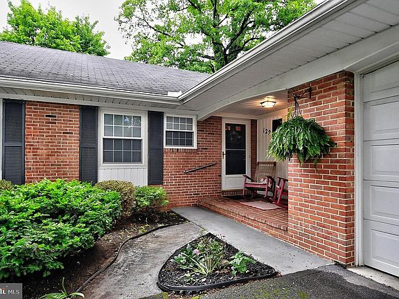 3rd image of 122 Armstrong Pl