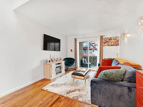 3rd image of 9468 Ridge Blvd APT 3R