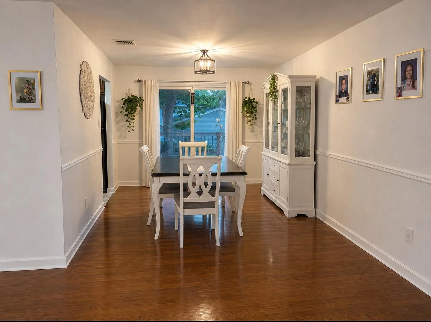 3 bed, 2500 sqft, $3,750 — Photo 2
