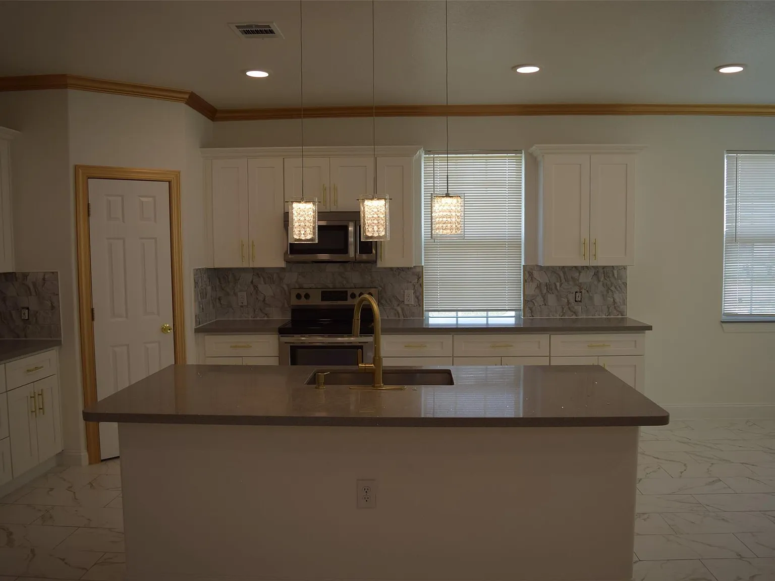 3 bed, 2.0 bath, 1678 sqft, $1,800 — Photo 4
