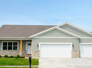 13 Brookstone Cir, Bloomington, IL 61704