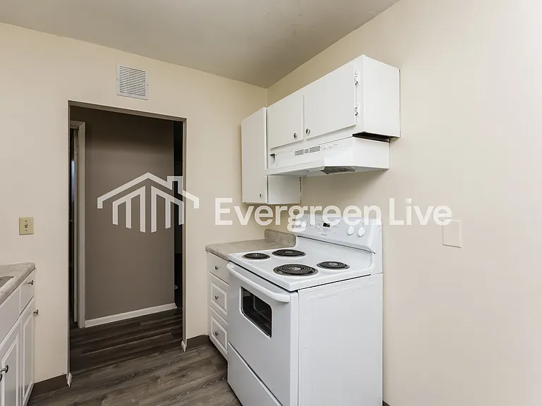 11715 Hamlet Rd — Photo 6