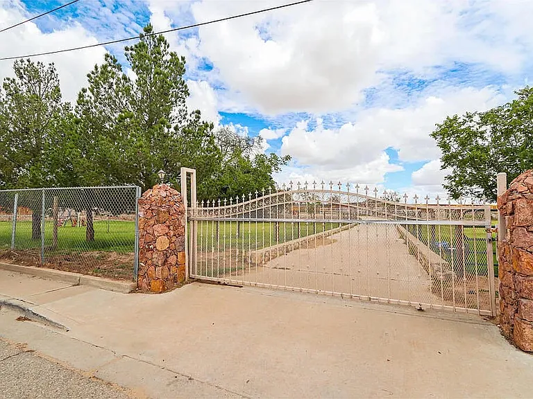 9401 Pavo Ln — Photo 3