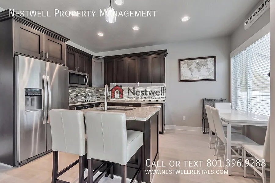 Amazing 4-bed end-unit townhome in Sandy! — Photo 4