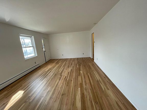 2nd image of 40 Woodbine Ct APT 1