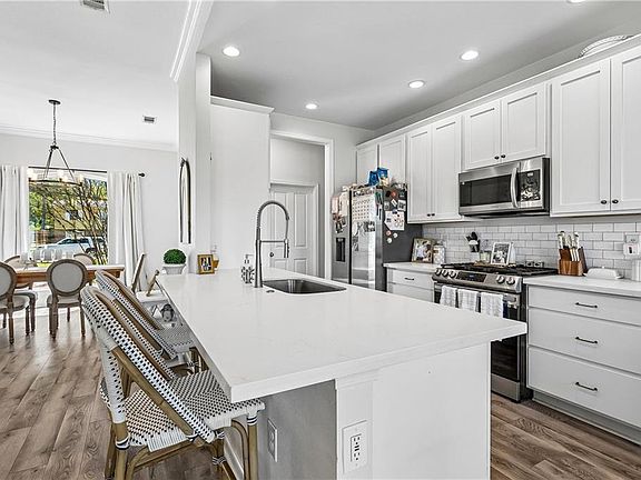 5th image of 221 Chestnut St