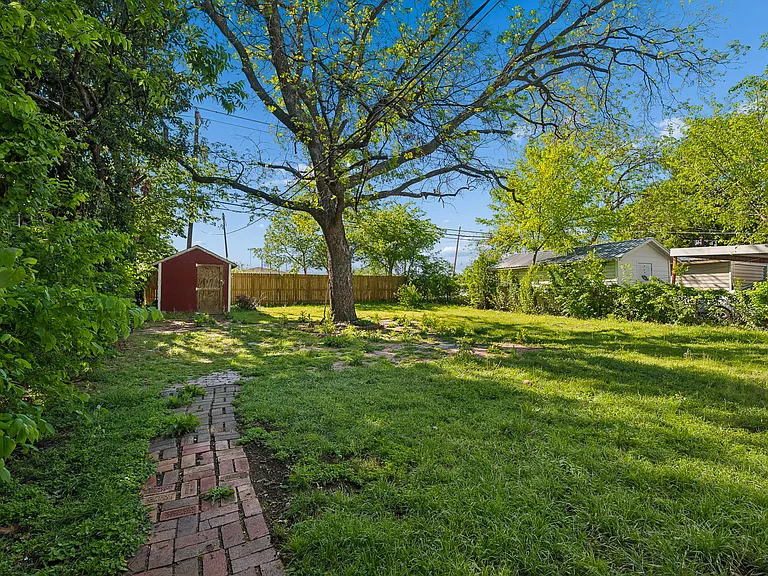 2821 S Hills Ave — Photo 24
