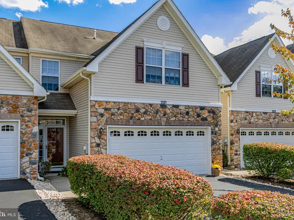 221 Brinley Dr, Pennington, NJ 08534
