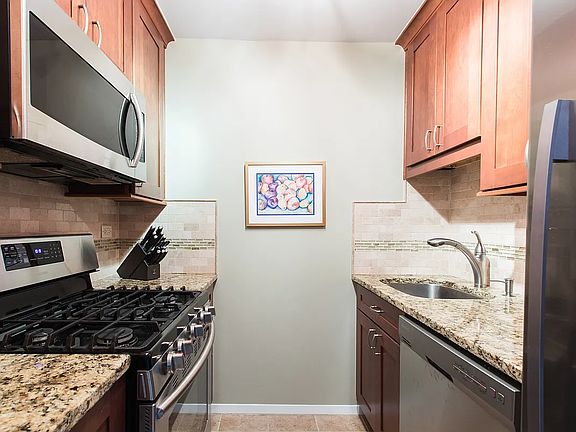 5th image of 303 Greenwich St #5G