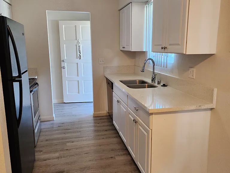 Casa Blanca Apartments — Photo 11