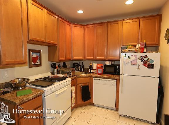 3rd image of 3323 N Lakewood Ave #Grdn