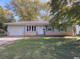 704 S Oak St, Delavan, IL 61734