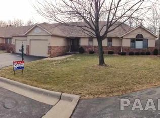 823 Country Meadows Ln, Peoria, IL 61614