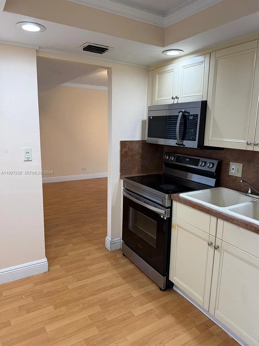 Building Photo - 447 NE 195th St #309