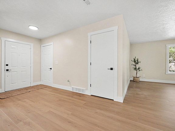 5th image of 550 W 22nd St