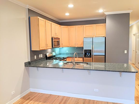 4th image of 1530 W Fullerton Ave APT 2