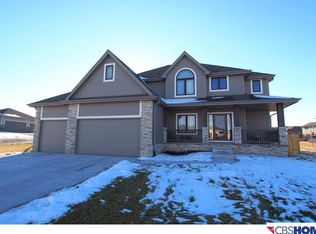 6652 Park Crest Dr, Papillion, NE 68133