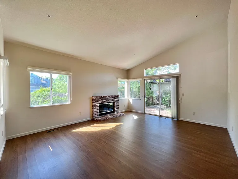 2160 Camenson St — Photo 5