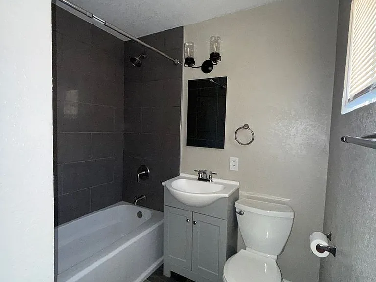 241 Linden St — Photo 7