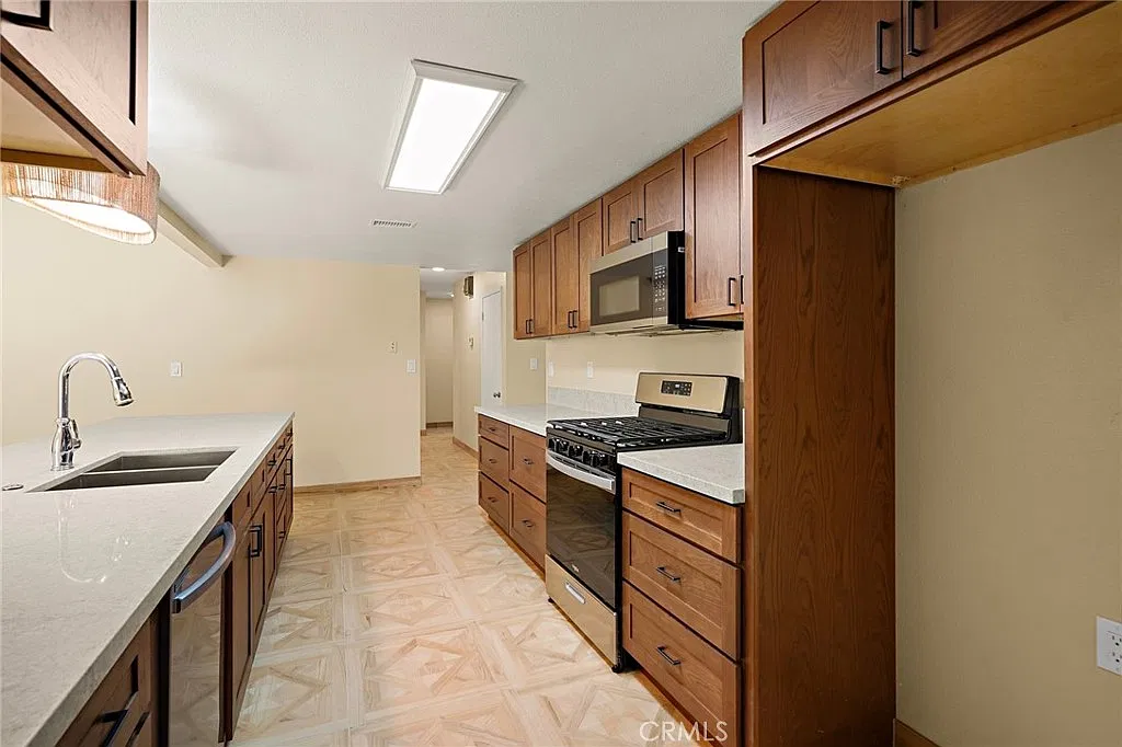 4 bed, 2152 sqft, $3,450 — Photo 3