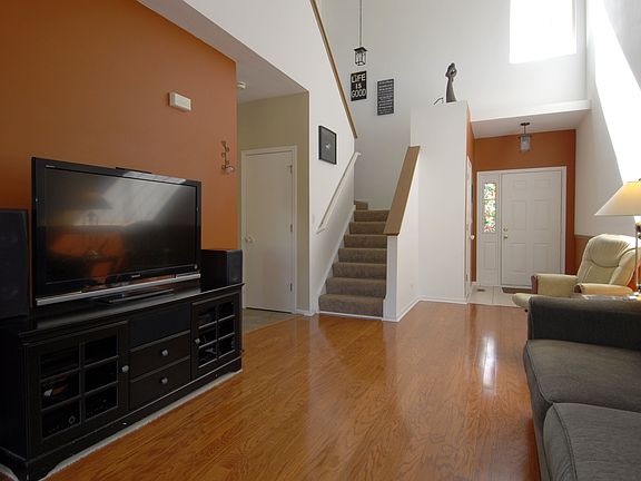 4th image of 934 Parkhill Cir #934